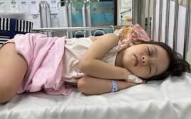Mẹ bé gái bị đẩy ngã từ cầu trượt cao 1,5m chia sẻ tình trạng hiện tại của con: "Con tha lỗi cho bạn rồi ạ"