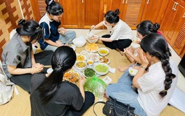 Người phụ nữ Hà Nội nấu cơm, mở cửa đón hơn 70 sĩ tử và phụ huynh ở miễn phí