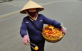Khách du lịch mua 11 chiếc bánh rán 420.000 đồng trên phố Hà Nội: Công an vào cuộc