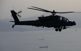 Tổng thống Trump xác nhận trực thăng Apache gặp nạn gần eo biển Hormuz