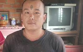 Đối tượng truy nã vừa từ nước ngoài trở về nhà thì bị bắt