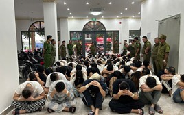 Đột kích khách sạn, bắt 83 người Trung Quốc lập 'đại bản doanh' lừa đảo