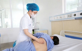 Nhập viện sau hai ngày nhịn ăn, uống nước kiềm chữa ung thư