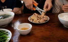 Nàng dâu còng lưng gánh 7 miệng ăn, chị chồng vẫn thản nhiên gửi con... cho đến khi tôi nghe được bí mật từ chính miệng mẹ chồng