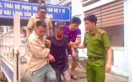 Công an đưa người đàn ông tự dùng gạch đập vào đầu đi cấp cứu