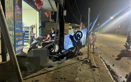 Xe máy tông vào gốc cây bên đường, hai thanh niên ở Đắk Lắk thương vong