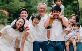 Bố chồng đột nhiên yêu cầu chụp ảnh cả gia đình, một tuần sau ông đưa ra đề nghị khiến tôi vừa lo vừa rối