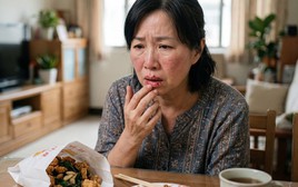 Người phụ nữ 54 tuổi thức dậy với đôi môi sưng phồng sau bữa ăn khuya: Bác sĩ nói nhiều người Việt đang làm điều tương tự