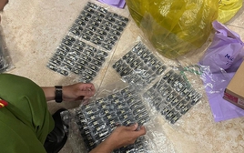 Ập vào căn nhà ở TPHCM, công an bắt giữ 5 người