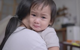 Vì sao có những đứa trẻ lớn lên lạnh nhạt với mẹ dù được chăm sóc hết mực? Câu trả lời khiến nhiều phụ huynh giật mình