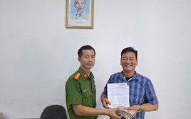 Tài khoản bất ngờ nhận 137,763 triệu đồng lúc 23h45, chàng trai ở Hàn Quốc lập tức gọi về Việt Nam: Người cha rút toàn bộ tiền mặt giao cho công an
