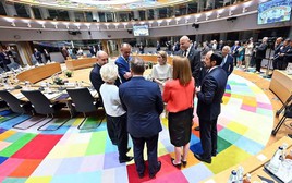 Sau 2 năm bất đồng, điều gì khiến EU bất ngờ đồng thuận về Ukraine?