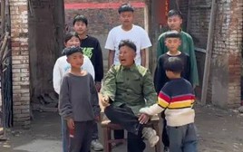 Đăng ảnh khoe 8 đứa con, ông bố ở Trung Quốc bị chỉ trích dữ dội: Không chỉ vô trách nhiệm mà còn vô cùng tàn nhẫn