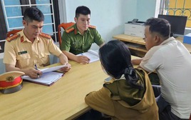 CLIP người phụ nữ nằm giữa đường chặn ô tô: Công an vào cuộc xử lý