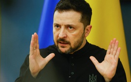 Ba Lan tước huân chương đã trao cho ông Zelensky, quan chức Ukraine đáp trả
