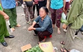 Mâu thuẫn chỗ bán hàng, người phụ nữ bán rau bị xịt nước áp lực cao vào mặt