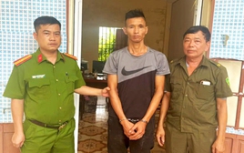 Đang xem bóng đá, người đàn ông bị em vợ đâm tử vong