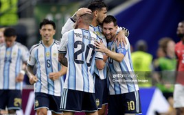 Từ pha nhả bóng đầy tinh tế đến màn dạt người kỳ lạ: Cả Argentina đang dốc sức cho huyền thoại Messi
