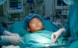 Thương con trước giờ mổ, mẹ lén làm một việc: Tưởng là tốt, không ngờ lại suýt đẩy con vào nguy hiểm