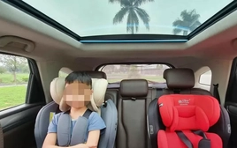 Vì sao trẻ em không nên ngồi trong lòng bố mẹ khi đi ôtô?