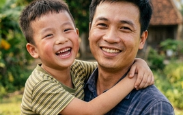 Con chê "xe nhà mình xấu quá", người cha ở TP.HCM nói một câu mà con tâm phục khẩu phục!