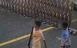 Hai đứa trẻ cầm khẩu súng giả bước vào đồn cảnh sát, thẽ thọt hỏi 1 câu khiến tất cả mọi người cười chảy nước mắt