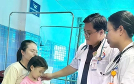 Cứu sống bé gái 'khoái' ăn tóc, cát, vữa tường