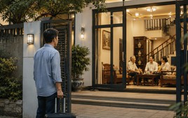 Bố mẹ xây nhà bằng tiền của tôi nhưng sau đó lại sang tên cho anh trai