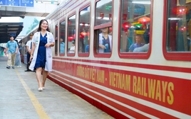 Chuyến tàu đặc biệt chở hơn 1.200 y bác sĩ Bệnh viện Bạch Mai lăn bánh