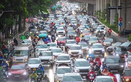 Hà Nội đón 'mưa vàng' đúng giờ cao điểm, nhiều tuyến phố ùn tắc