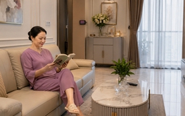 Mẹ chồng rất thoáng tính, hay cho tiền cháu nhưng cứ hễ có ai là lại kể xấu con dâu, tôi phải làm sao?