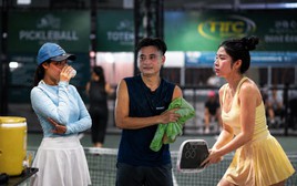 Sân pickleball ở TP.HCM vẫn kín người giữa cái nóng gần 40 độ C: Làm gì để không kiệt sức trên sân?