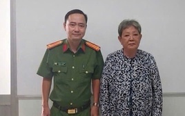 Lục Thị Hồng Liên 66 tuổi bị truy nã tội “Truyền bá văn hóa phẩm đồi trụy” ra đầu thú