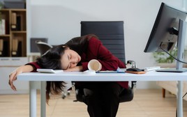Ăn xong chỉ muốn ngủ gục? Bác sĩ giải mã hiện tượng "say tinh bột" đang gây sốt mạng xã hội, 3 nhóm thực phẩm dễ khiến bạn mệt lả sau bữa ăn
