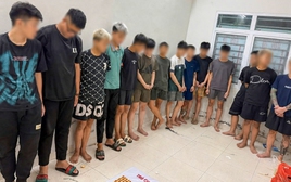 Bắt giữ 10 thanh thiếu niên mang hung khí rượt đuổi, hỗn chiến trên phố Hà Nội
