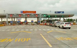 Lùi xe tại trạm thu phí trên cao tốc để xử lý sự cố có bị phạt nguội?
