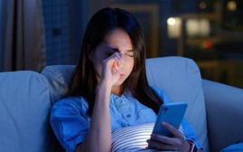 Hơn 50% thanh thiếu niên dùng điện thoại sau 10 giờ đêm, não bộ và cảm xúc đang phải trả giá đắt