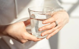 Cách uống nước giúp thận khỏe, giảm nguy cơ sỏi thận