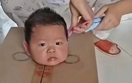 Bà nội tung tuyệt chiêu để cắt tóc cho "khối ít răng": Đúng là gừng càng già càng cay
