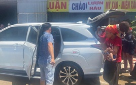 Ba mẹ con đi bộ xuyên miền Trung dưới nắng 40 độ C được hỗ trợ lên taxi về nhà