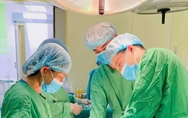 Bé gái 14 tuổi, suýt mất buồng trứng vì bỏ qua dấu hiệu đau bụng dưới