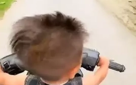 Triệu tập thanh niên thả hai tay, để cháu bé hơn 1 tuổi cầm lái xe máy khi đổ đèo