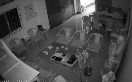 Tôi vô tình xem camera trong nhà lúc nửa đêm và phát hiện chồng đang “sống một cuộc đời khác” ngay chính phòng khách