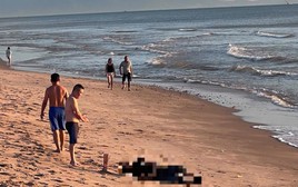 Phát hiện thi thể nam giới trôi dạt vào bờ biển ở Quảng Trị