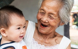 Không phải cứ "cháu hư tại bà", nếu ông bà và bố mẹ phối hợp nuôi dạy kiểu này thì trẻ thông minh hơn hẳn bố mẹ cùng trang lứa!