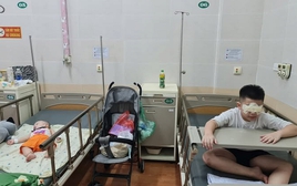 Bức ảnh 2 anh em cùng nằm viện và "những ngày suy sụp đến mức không cả dám gục xuống", khiến nhiều mẹ có con nhỏ đồng cảm
