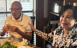 Danh ca Thanh Tuyền: "Mỗi sáng tôi đi làm, ông xã phải ẵm tôi ra xe"