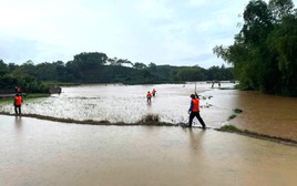 Huy động gần 300 người tìm kiếm cháu bé bị lũ cuốn trôi ở Thái Nguyên