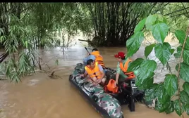 Tìm thấy thi thể cháu bé bị lũ cuốn trôi