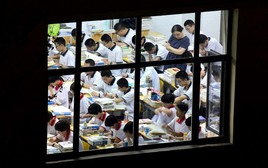 Nhìn Trung Quốc trông thi đại học cứ như "đánh trận" thế này, muốn "gian lận đạt điểm 10 Toán" còn khó hơn lên trời!